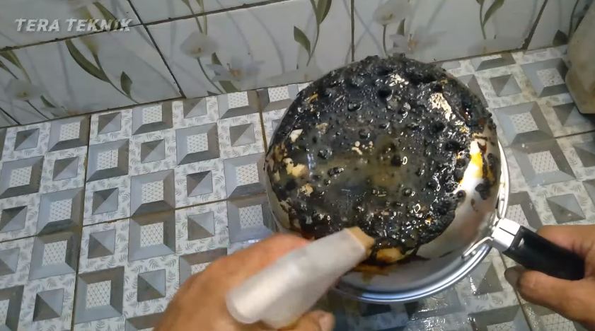 Tanpa digosok cuka, ini trik hilangkan kerak gosong di pantat panci