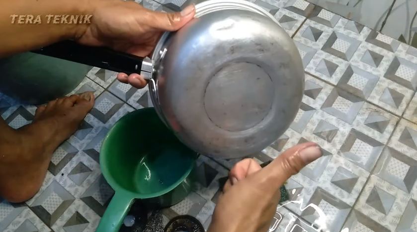 Tanpa digosok cuka, ini trik hilangkan kerak gosong di pantat panci