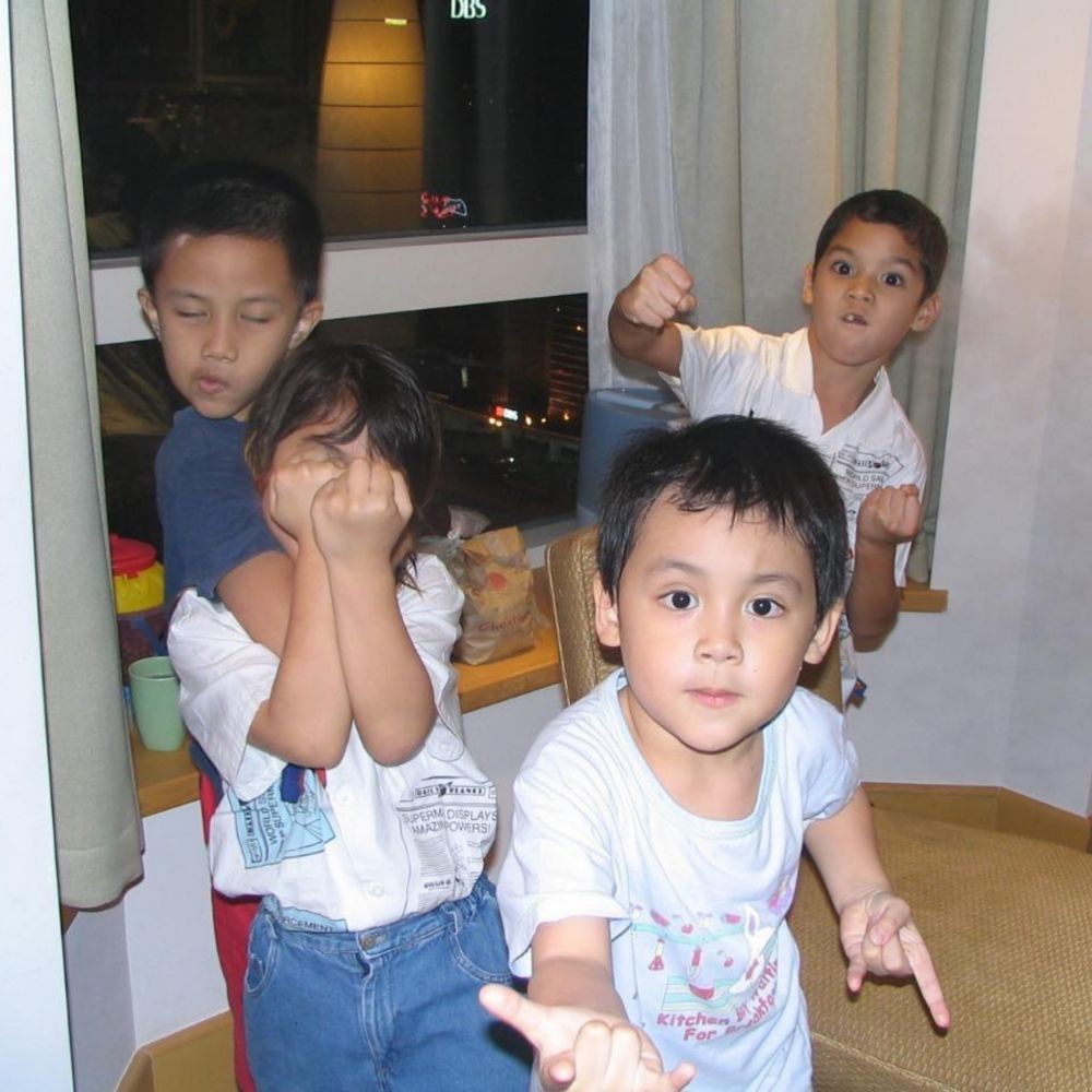 Dulu diajak manggung Maia Estianty, intip imutnya 9 potret masa kecil Al Ghazali