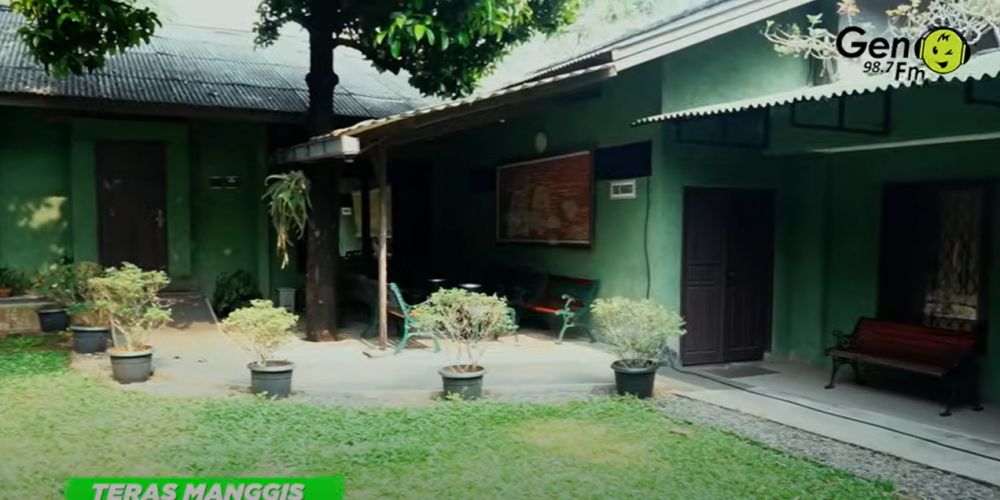 Punya hunian seluas 2 hektar, ini 7 cara Iwan Fals menata dapur berdinding tegel sederhana