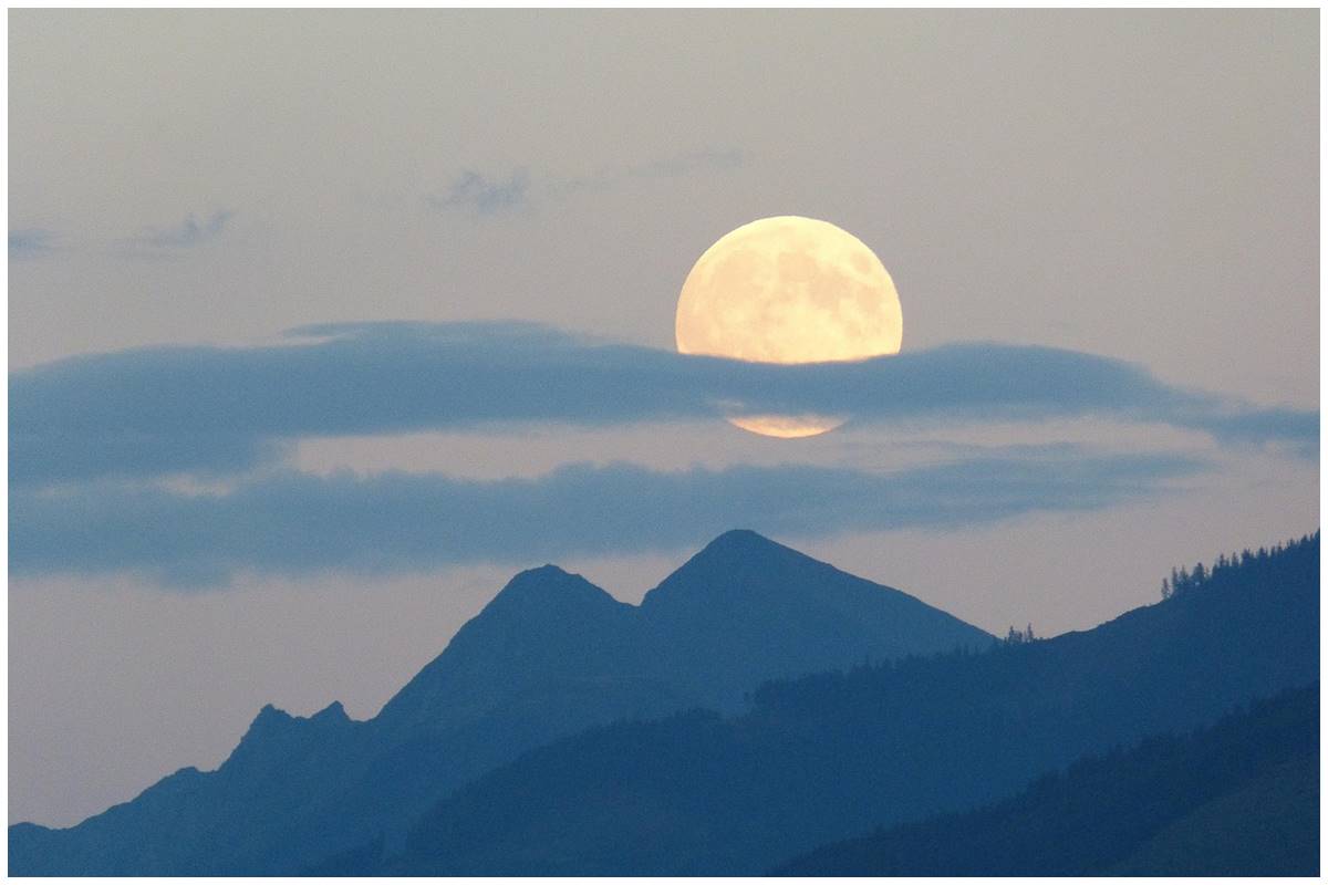 Fenomena 'Strawberry Moon' akan muncul malam ini, bulan purnama terendah yang bikin langit estetik