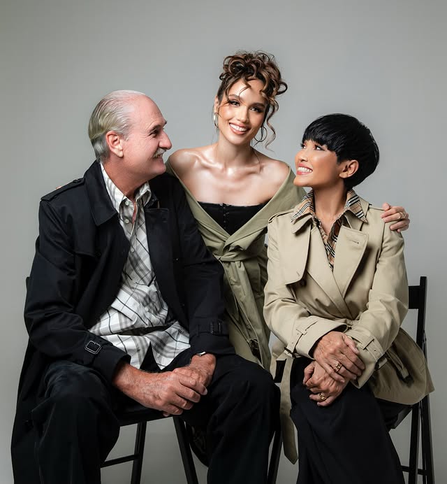 Anniversary ke-33 orang tuanya, Cinta Laura jalani pemotretan keluarga, 9 potretnya harmonis pol