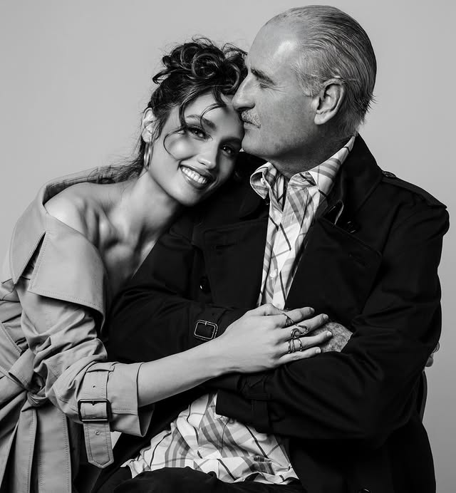 Anniversary ke-33 orang tuanya, Cinta Laura jalani pemotretan keluarga, 9 potretnya harmonis pol