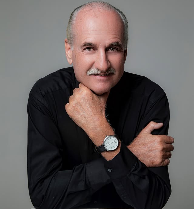 Anniversary ke-33 orang tuanya, Cinta Laura jalani pemotretan keluarga, 9 potretnya harmonis pol