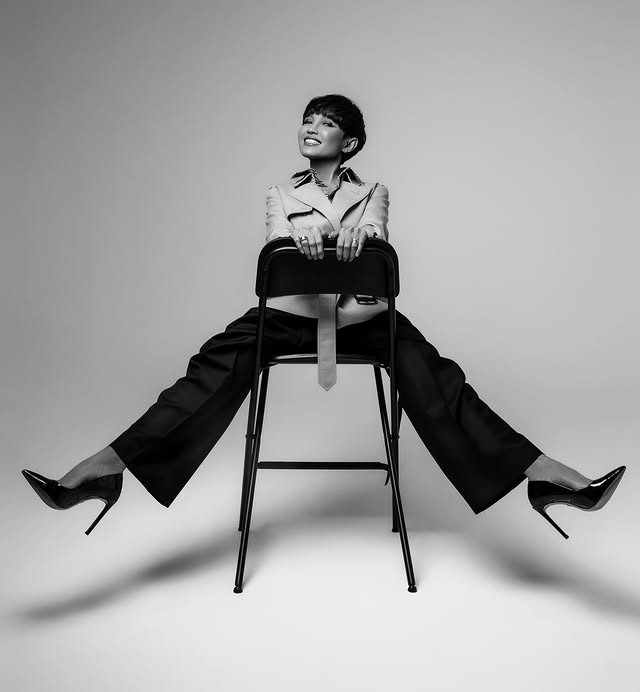 Anniversary ke-33 orang tuanya, Cinta Laura jalani pemotretan keluarga, 9 potretnya harmonis pol