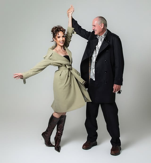 Anniversary ke-33 orang tuanya, Cinta Laura jalani pemotretan keluarga, 9 potretnya harmonis pol