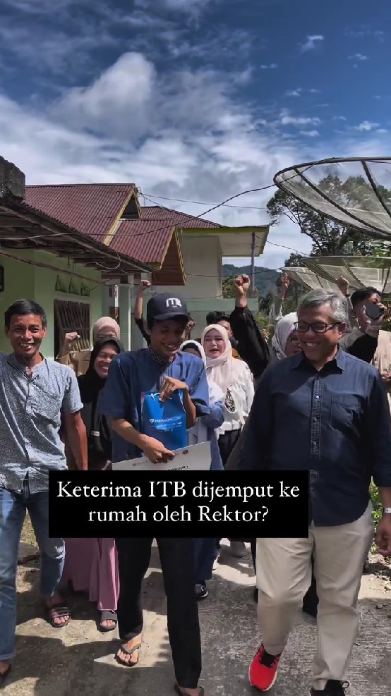 Anak kuli angkut asal Sumatera Barat ini satu-satunya siswa yang tembus ITB, sampai dijemput rektor