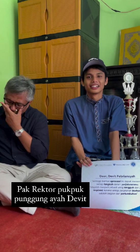Anak kuli angkut asal Sumatera Barat ini satu-satunya siswa yang tembus ITB, sampai dijemput rektor