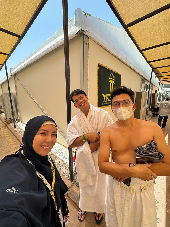 Diam-diam pergi haji, ini 9 potret Surya Insomnia bareng istri jalani ibadah di Tanah Suci