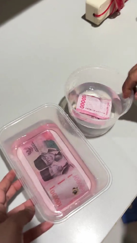 Ditolak mesin saat setor tunai, ternyata duit Rp100 ribu ini dicelupkan air langsung luntur dan pudar