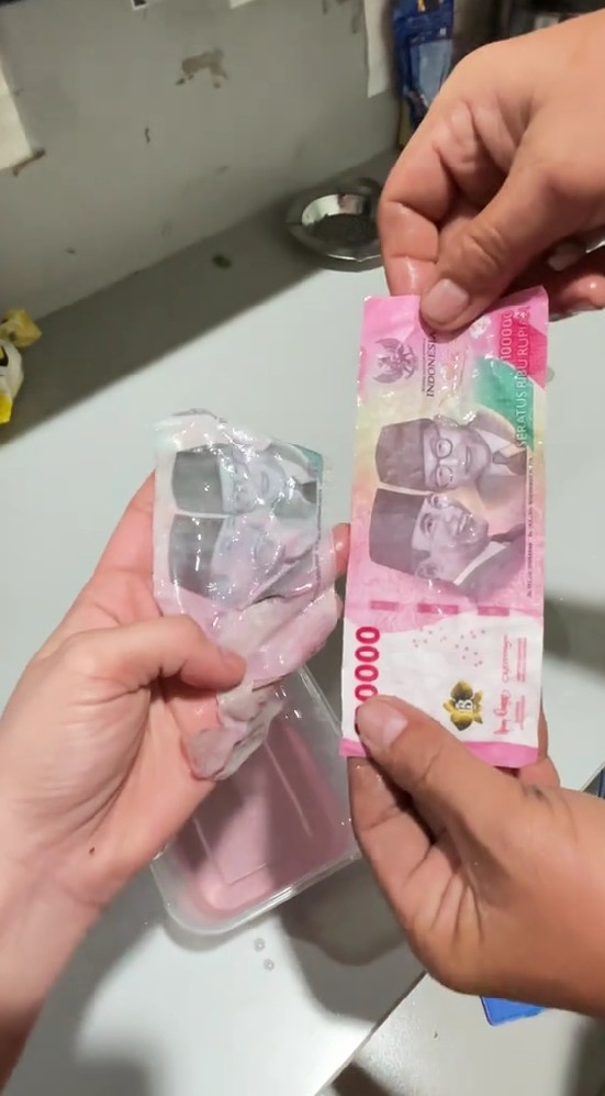 Ditolak mesin saat setor tunai, ternyata duit Rp100 ribu ini dicelupkan air langsung luntur dan pudar
