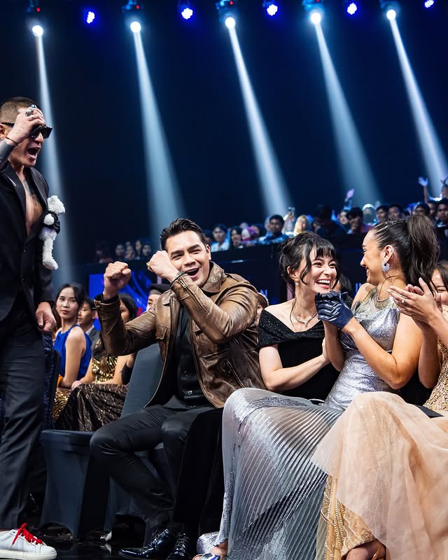 Mendadak digunjing wajahnya dibilang tua, 9 pesona Asmirandah saat tampil di acara awards TV