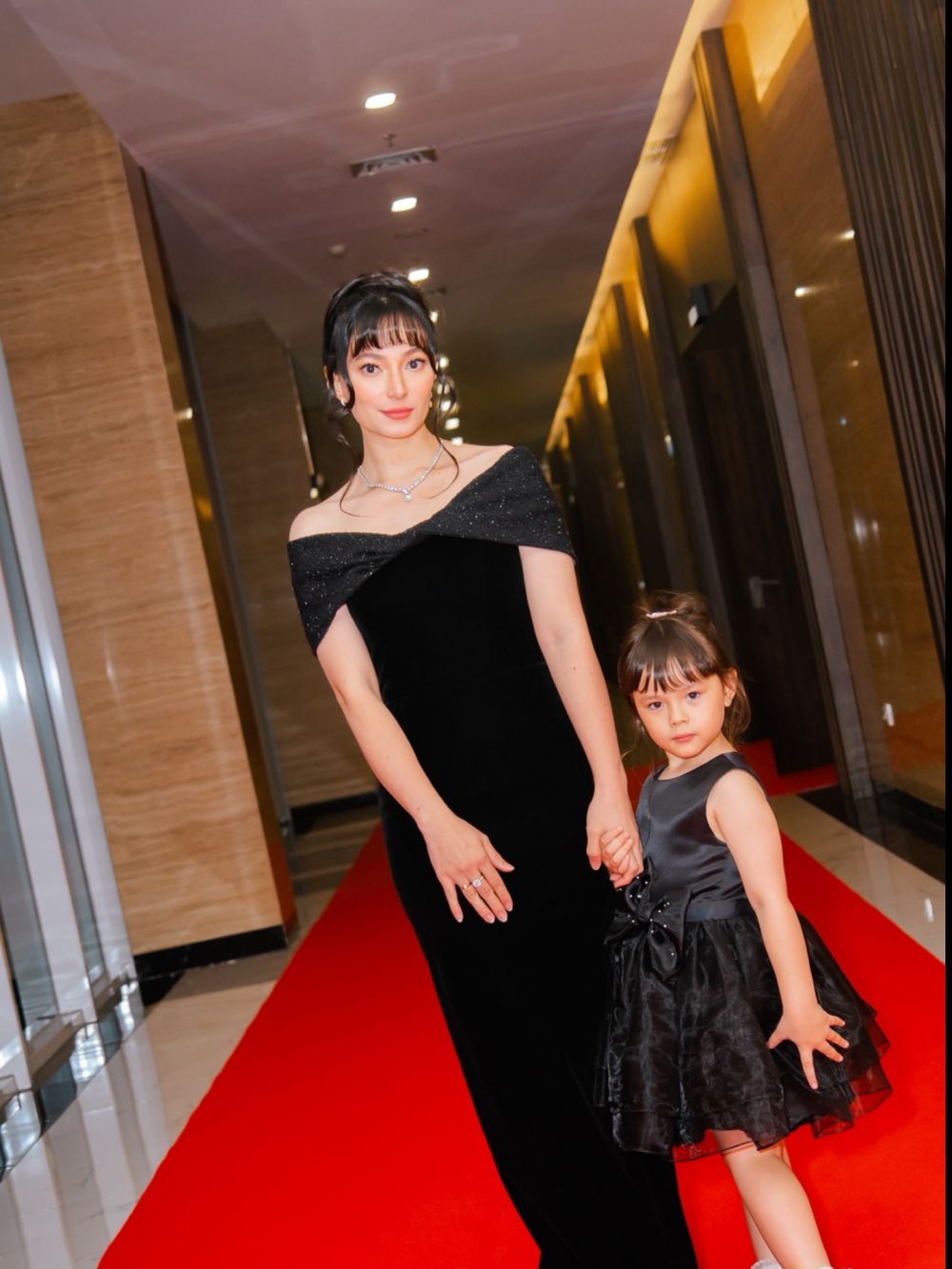 Mendadak digunjing wajahnya dibilang tua, 9 pesona Asmirandah saat tampil di acara awards TV