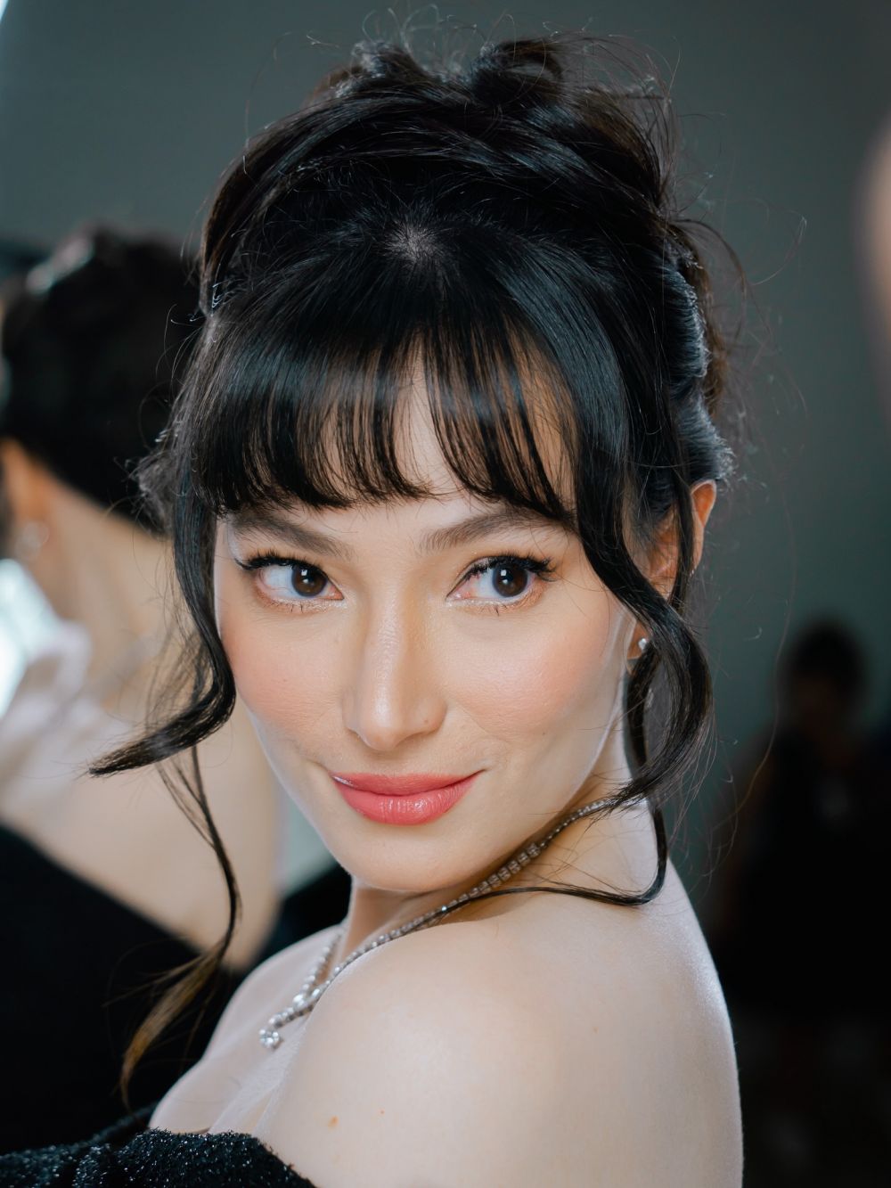 Mendadak digunjing wajahnya dibilang tua, 9 pesona Asmirandah saat tampil di acara awards TV