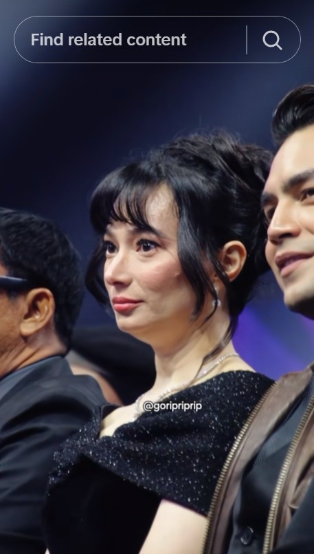 Mendadak digunjing wajahnya dibilang tua, 9 pesona Asmirandah saat tampil di acara awards TV