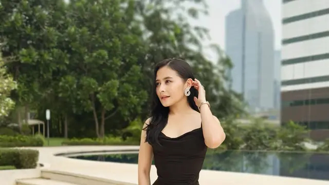 7 Inspirasi busana bernuansa hitam ala Prilly Latuconsina, tampil stylish walau bertubuh mungil