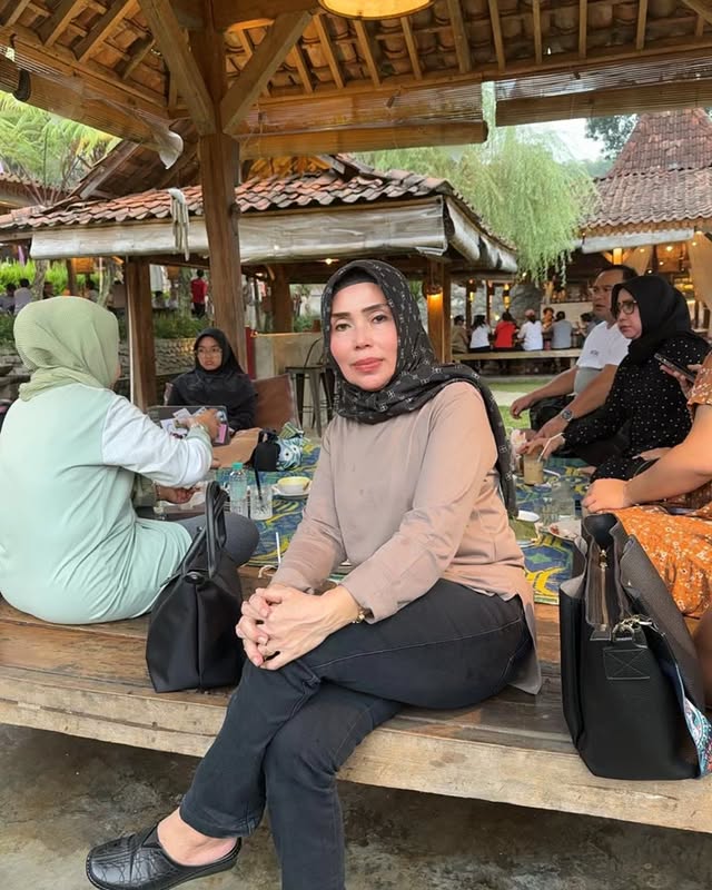 Tetap eksis dan awet muda di usia 63 tahun, intip 11 potret terbaru Tonah 'Maknya Zaenab'