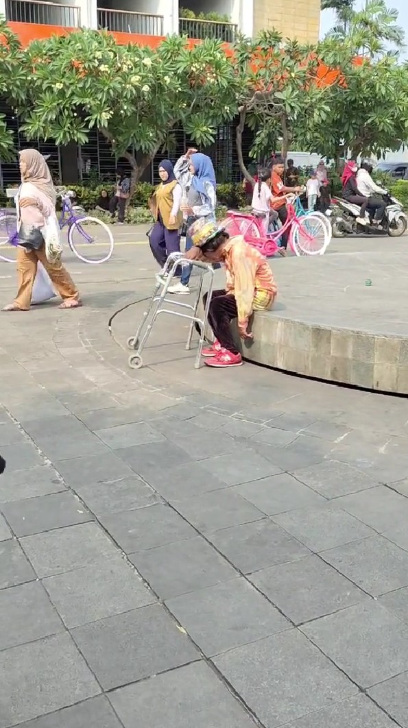 Sempat viral usai diduga mengemis, Pak Tarno kini terciduk nangis di Kota Tua, 7 potretnya miris