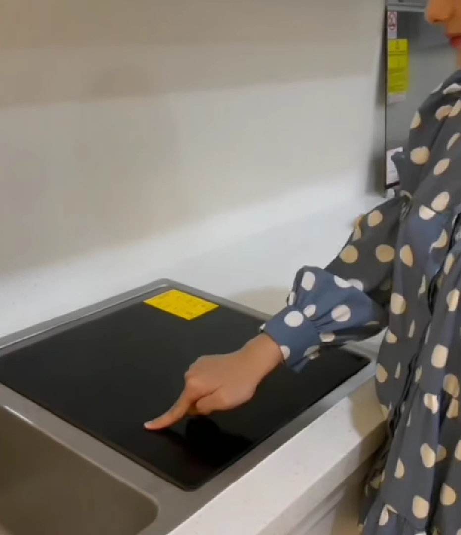 Punya mesin cuci piring otomatis, intip 8 cara Dinda Hauw dan Rey Mbayang menata dapur