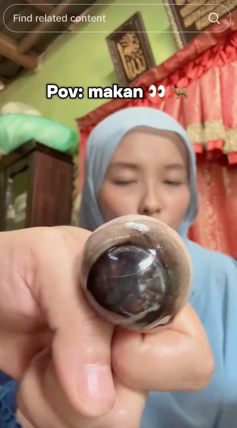 Cewek ini santai banget makan bola mata sapi mentah, teksturnya serasa jeli