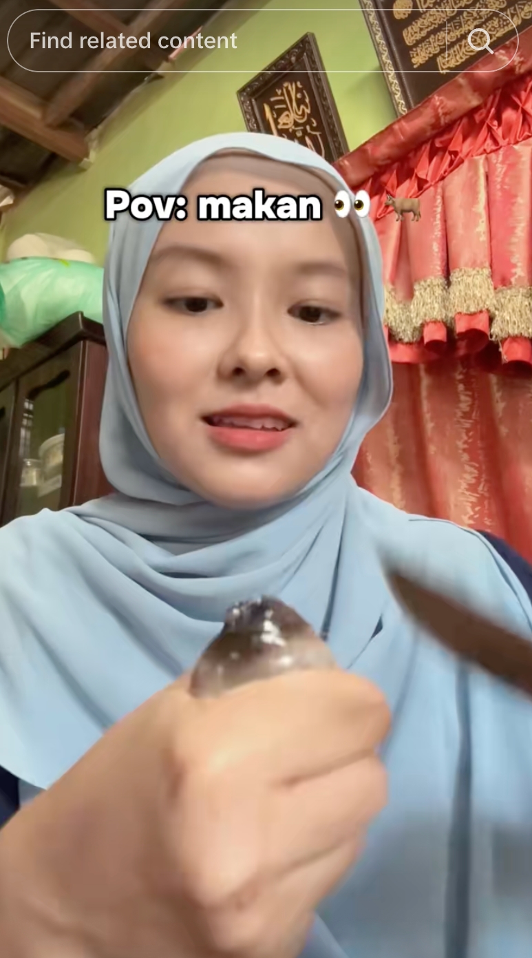 Cewek ini santai banget makan bola mata sapi mentah, teksturnya serasa jeli