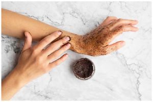 Cara mudah buat scrub badan untuk cerahkan kulit tanpa bikin belang cuma modal 3 bahan dapur ini