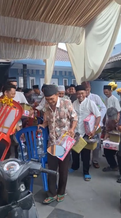 Beda dari nikahan biasa, hajatan di Cirebon ini suvenirnya kursi plastik, 5 potretnya bikin ngakak