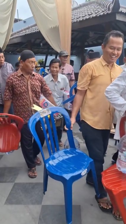 Beda dari nikahan biasa, hajatan di Cirebon ini suvenirnya kursi plastik, 5 potretnya bikin ngakak