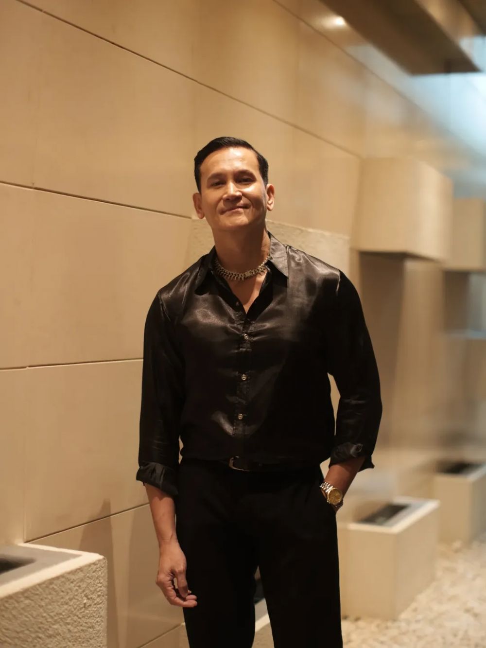 Model iklan minuman berenergi bareng Roy Marten kini jadi hot daddy di usia 50, 9 potret terbarunya