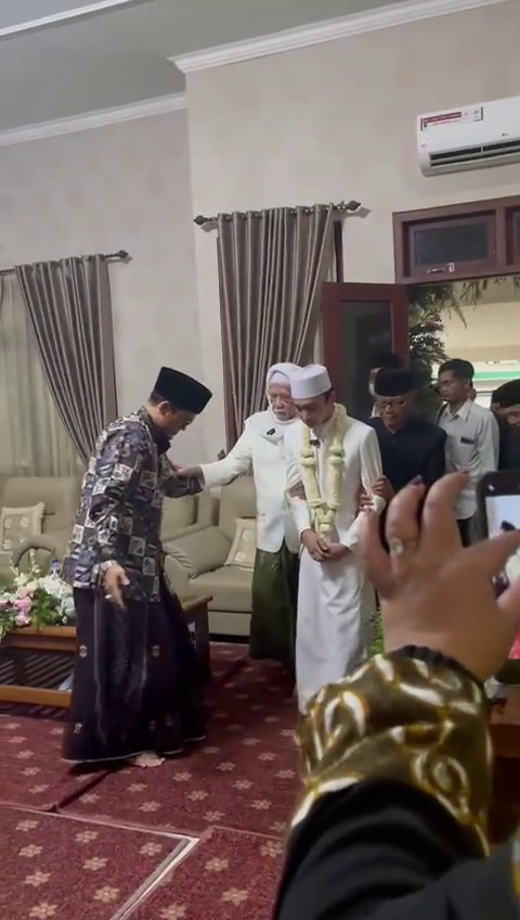 Gus Azmi menikah muda dengan selebgram Khansa Mariska yang masih berusia 19 tahun, ini 9 potretnya