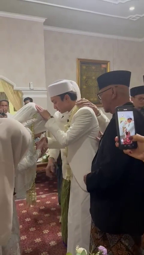 Gus Azmi menikah muda dengan selebgram Khansa Mariska yang masih berusia 19 tahun, ini 9 potretnya