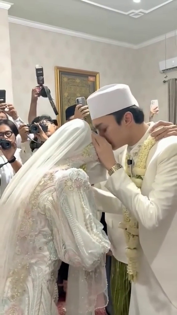 Gus Azmi menikah muda dengan selebgram Khansa Mariska yang masih berusia 19 tahun, ini 9 potretnya