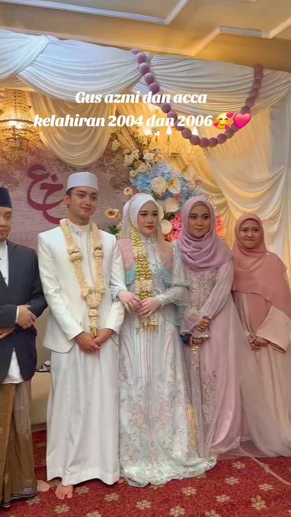 Gus Azmi menikah muda dengan selebgram Khansa Mariska yang masih berusia 19 tahun, ini 9 potretnya