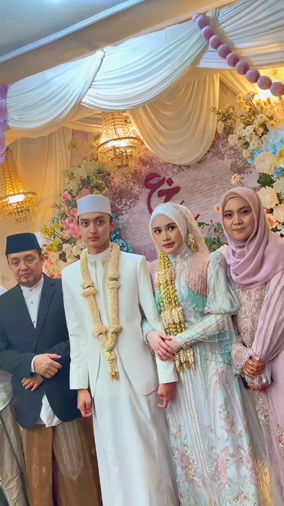 Gus Azmi menikah muda dengan selebgram Khansa Mariska yang masih berusia 19 tahun, ini 9 potretnya