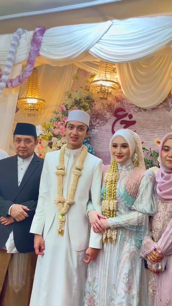 Gus Azmi menikah muda dengan selebgram Khansa Mariska yang masih berusia 19 tahun, ini 9 potretnya