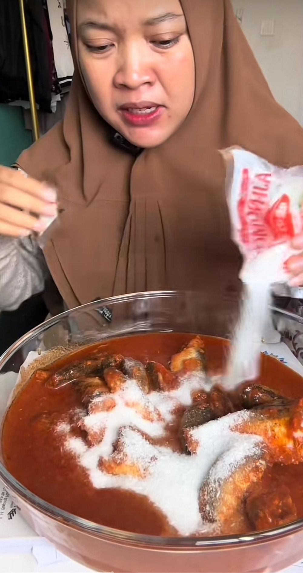Ugal-ugalan nambah micin separuh wadah ke ikan sarden, aksi cewek mukbang ini bikin khawatir kesehatan