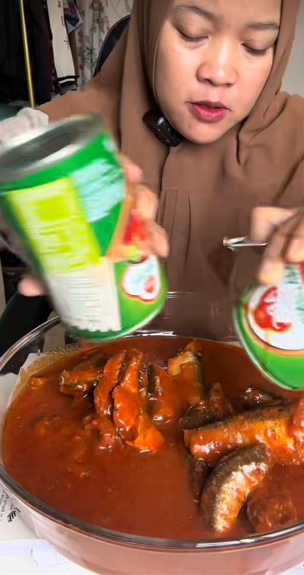 Ugal-ugalan nambah micin separuh wadah ke ikan sarden, aksi cewek mukbang ini bikin khawatir kesehatan