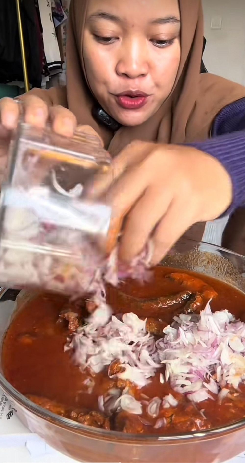 Ugal-ugalan nambah micin separuh wadah ke ikan sarden, aksi cewek mukbang ini bikin khawatir kesehatan