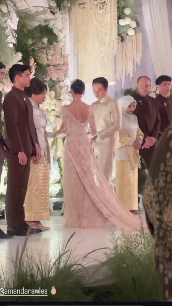 Diam-diam nikah di Australia, 9 potret resepsi Amanda Rawles dan Adriel Susanteo digelar di Indonesia