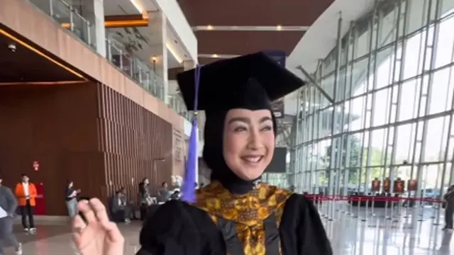 5 Potret bahagia Desy Ratnasari saat wisuda S3, resmi bergelar Doktor Psikologi
