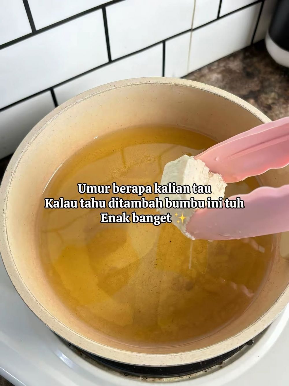Penggemar gorengan merapat, ini cara mudah bikin tahu goreng yang dalemnya selembut tahu susu