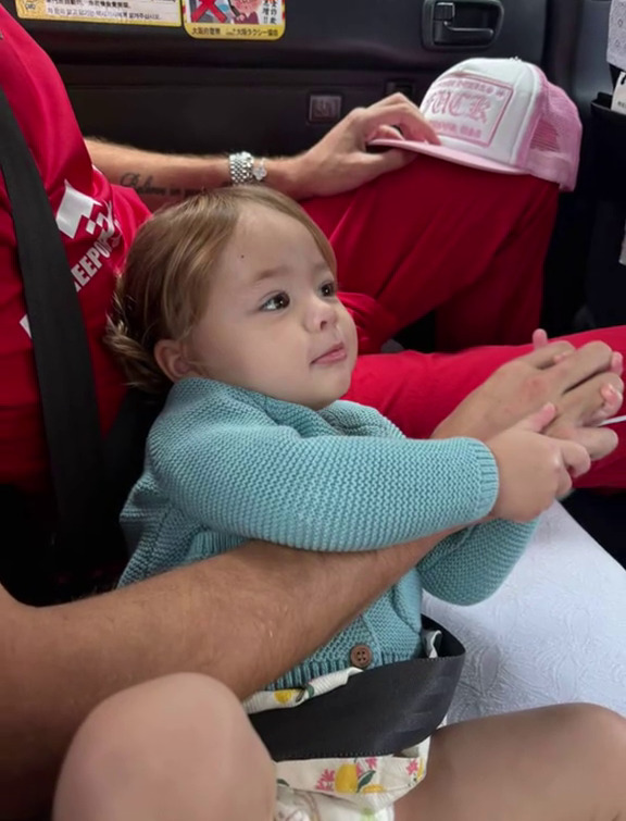 Liburan bareng Jennifer Coppen di Jepang, 7 potret Justin Hubner dekat dengan Kamari bak anak sendiri