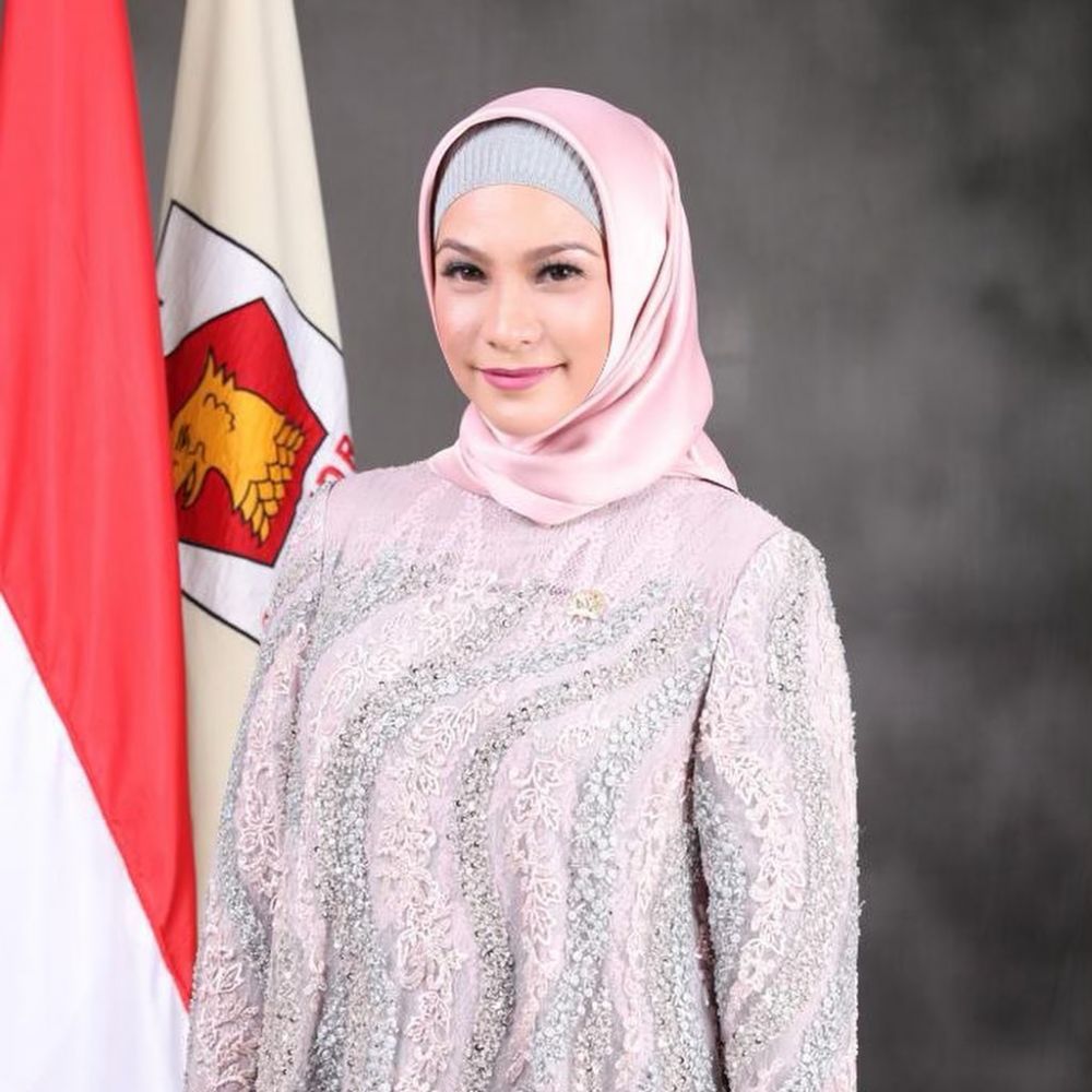 Wanita berambut cepak jadi model klip Sephia Sheila On 7 kini anggota DPR RI, ini 8 potret terbarunya