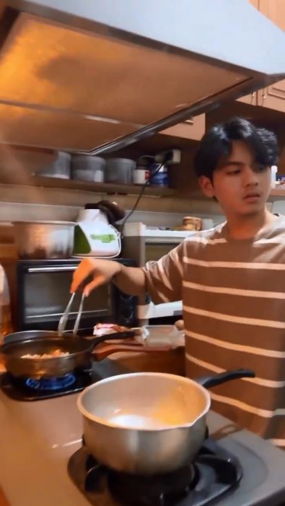 Penuh barang, ini 7 cara Rey Bong menata dapur desainnya jadul bernuansa kayu