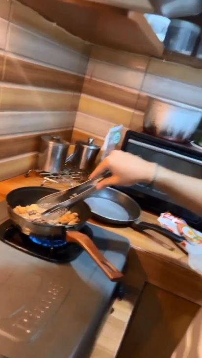 Penuh barang, ini 7 cara Rey Bong menata dapur desainnya jadul bernuansa kayu