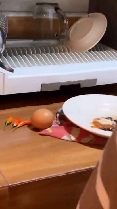 Penuh barang, ini 7 cara Rey Bong menata dapur desainnya jadul bernuansa kayu