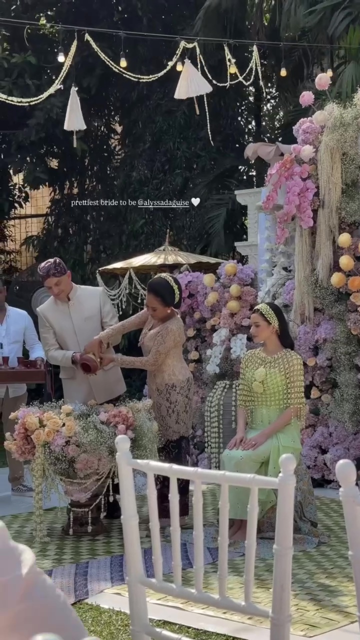 Digelar dengan adat Sunda, ini 11 momen siraman Alyssa Daguise jelang pernikahan
