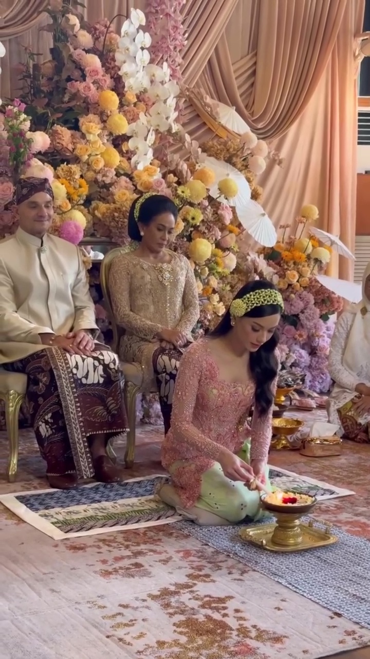 Digelar dengan adat Sunda, ini 11 momen siraman Alyssa Daguise jelang pernikahan