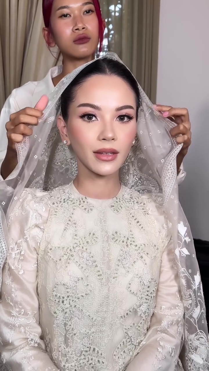 9 Detail makeup Alyssa Daguise saat pengajian hingga siraman, anggun dengan gaya bold dan fresh pink