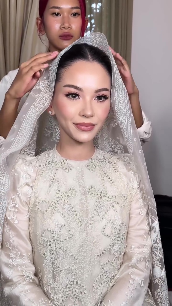9 Detail makeup Alyssa Daguise saat pengajian hingga siraman, anggun dengan gaya bold dan fresh pink